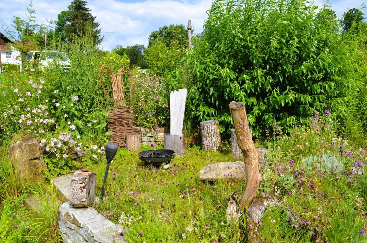 Feuerschale mitten in der Wildblumenwiese