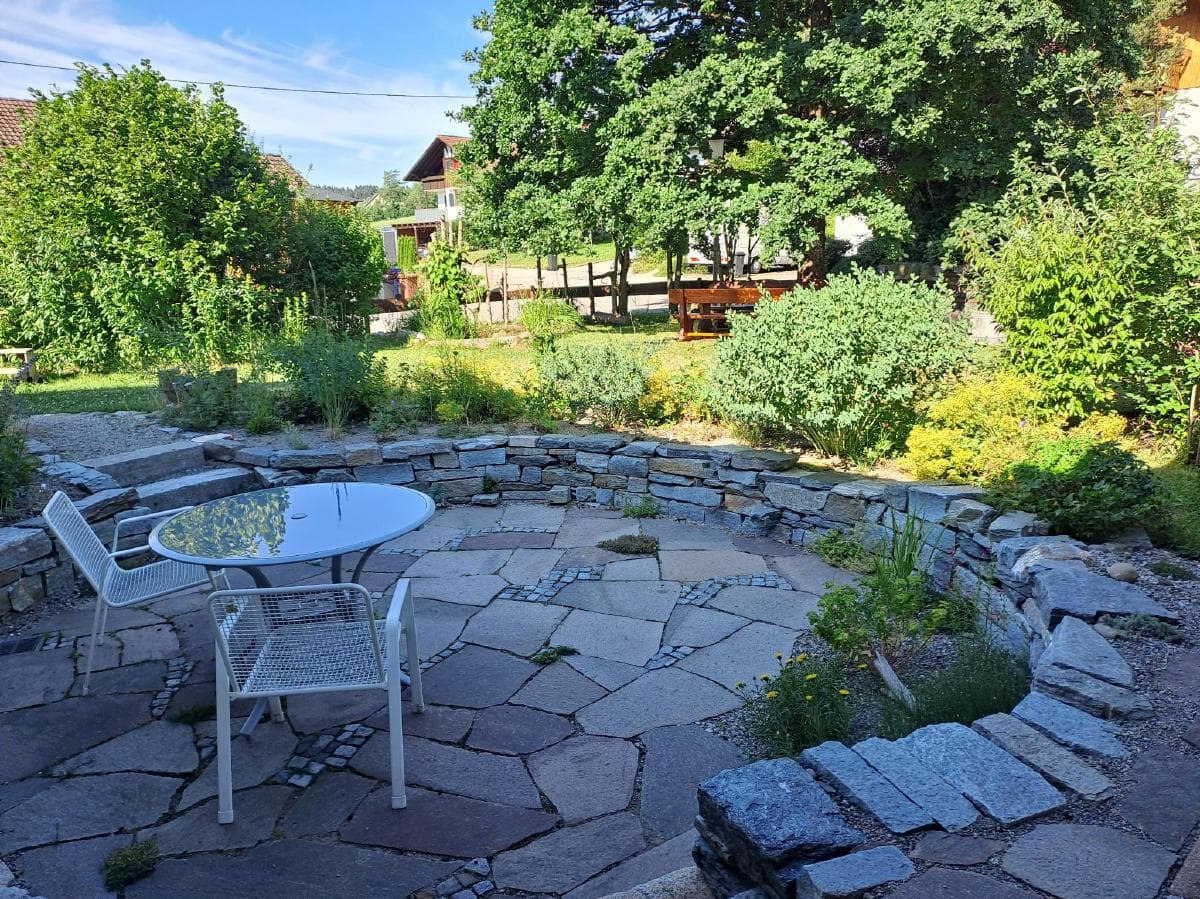 Abgesenkter Sitzplatz mit Natursteineinfassung